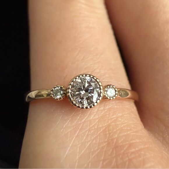 🚫SOLD🚫 18K Solid Gold 3 Diamond Ring Size 6.5 - Picture 5 of 13